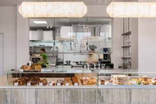 Zítra, i když je svátek, máme otevřeno. Od 9:00 do 18:00. A brunch si přijďte užít do 14:00✨ Jestli hledáte sladký nebo...